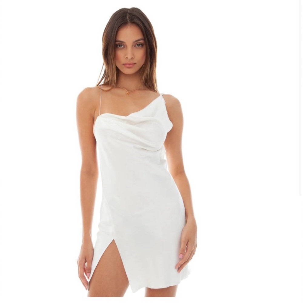 MAJOR ISO!! Are You Am I Ninfa dress in White 🤍